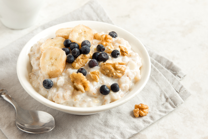 Porridge con avena e latte di cocco, la ricetta semplice