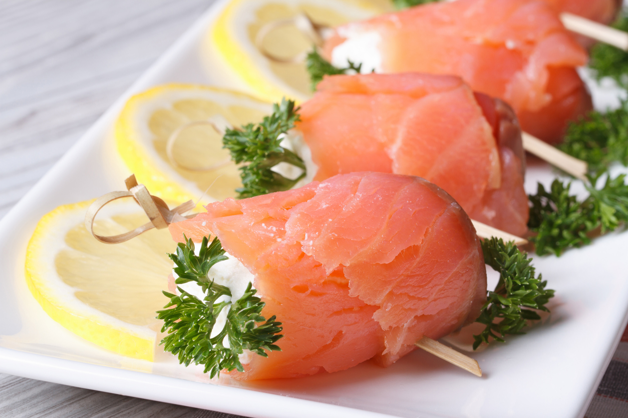 Rotolini di salmone e formaggio alle erbe, la ricetta light per l’estate