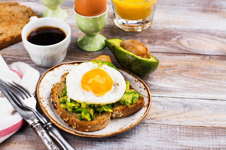 Il toast con avocado e uovo per uno spuntino nutriente