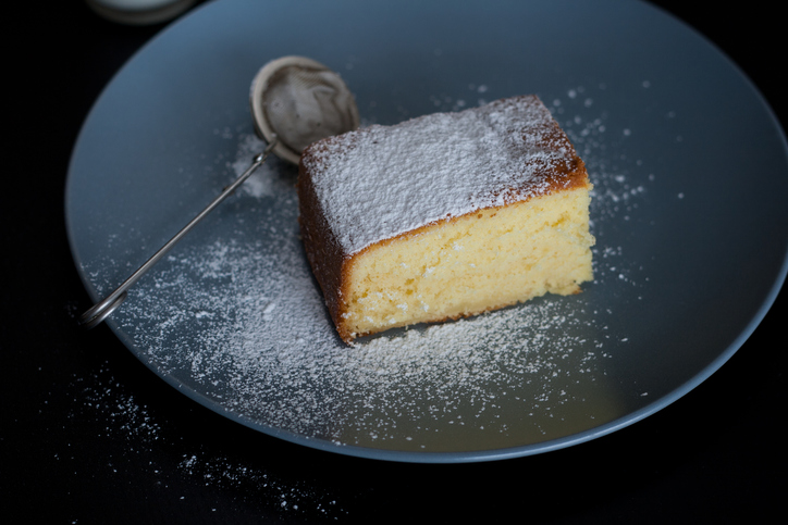 La torta al latte condensato e yogurt perfetta per la merenda