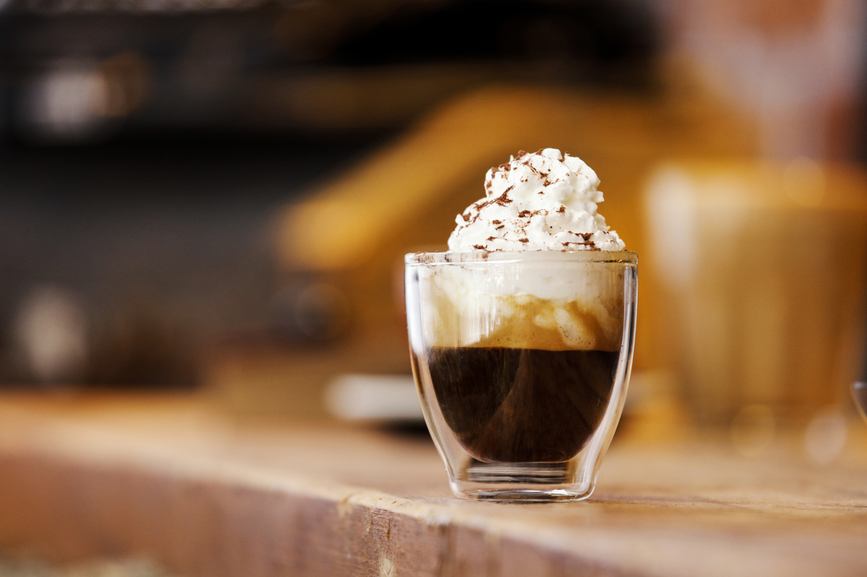 Caffè freddo con panna: il dessert rigenerante di fine pasto