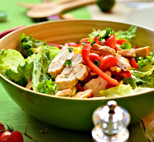 6 insalate estive con pollo adatte al pranzo