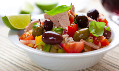 Insalata di riso con tonno e olive, la ricetta estiva