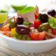 Insalata di riso con tonno e olive, la ricetta estiva