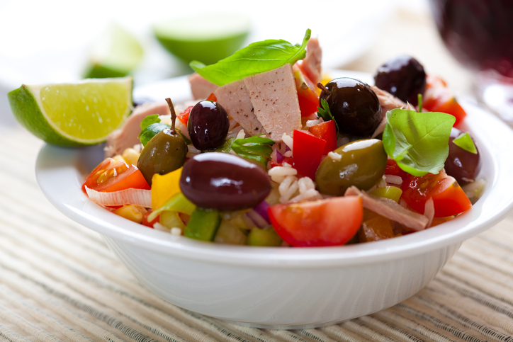 Insalata di riso con tonno e olive, la ricetta estiva