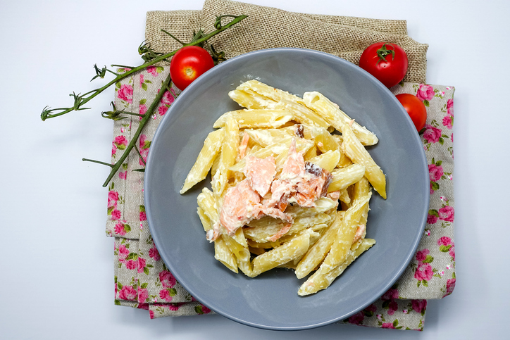 Pasta con salmone e fiocchi di latte, la ricetta veloce