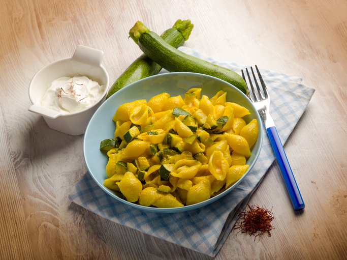 La ricetta della pasta con yogurt greco e zucchine