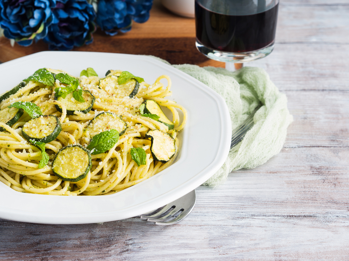 La pasta con zucchine e crema di peperoni con la ricetta facile e leggera