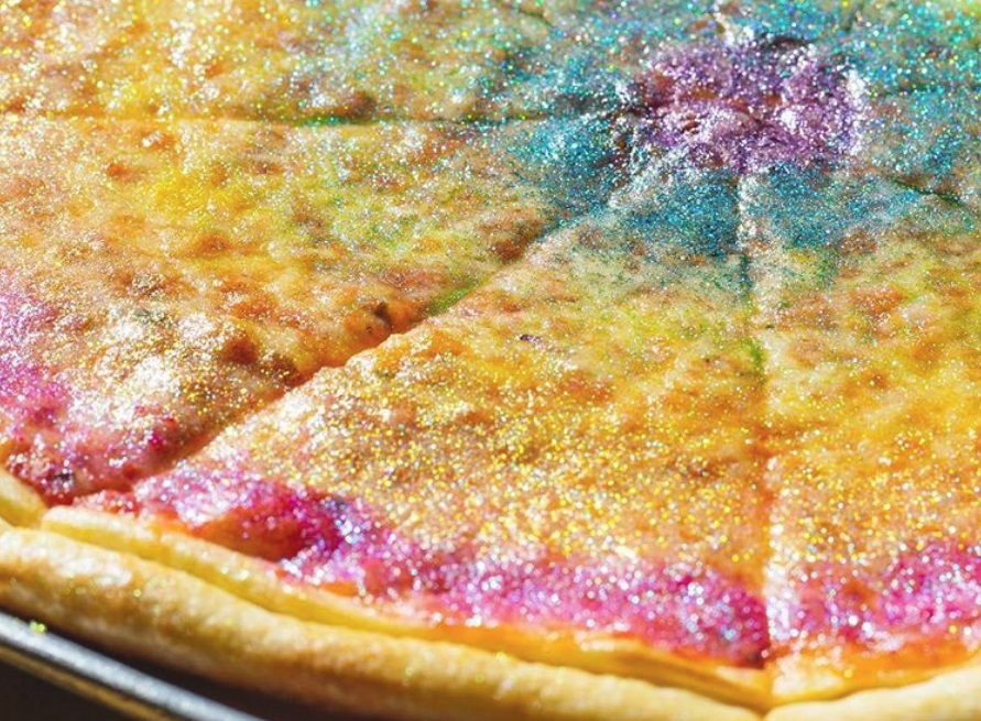 Rainbow glitter pizza: ricetta e consigli per farla in casa