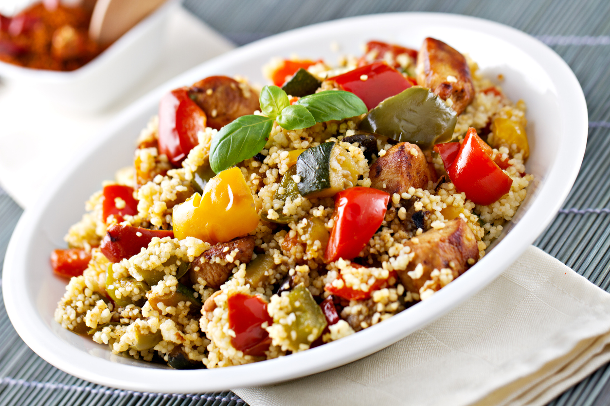 Cous cous con pollo e verdure, la ricetta estiva e deliziosa