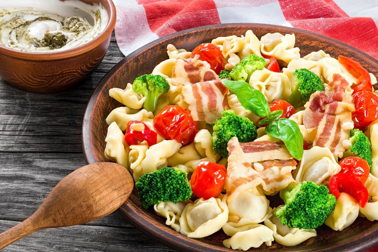 Insalata fredda di tortellini, la ricetta estiva e facile