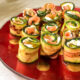 Gli involtini di zucchine salmone e philadelphia per l'antipasto estivo