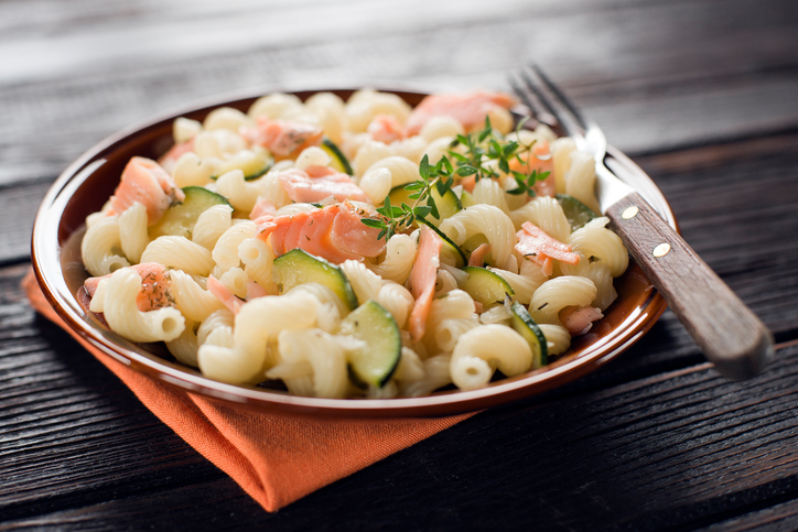 La ricetta della pasta fredda con salmone zucchine e Philadelphia