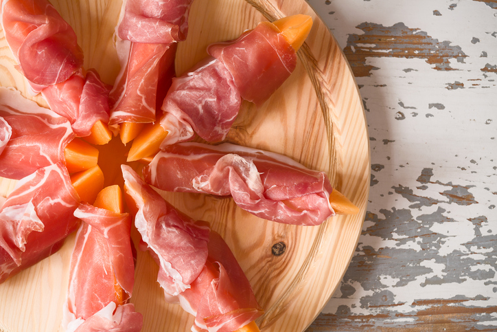 Come impiattare e presentare a tavola prosciutto e melone: idee per servirlo