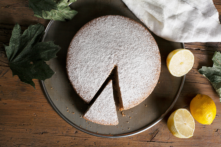 La torta al limone con crema di ricotta per il dessert di fine pasto