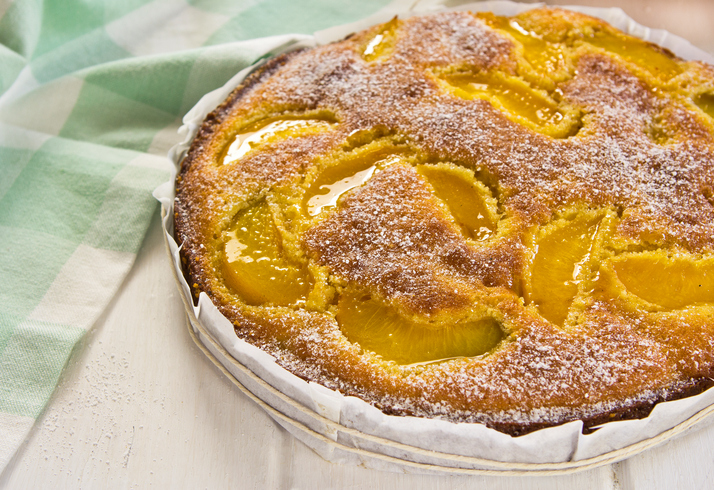 La ricetta della torta con albicocche e amaretti