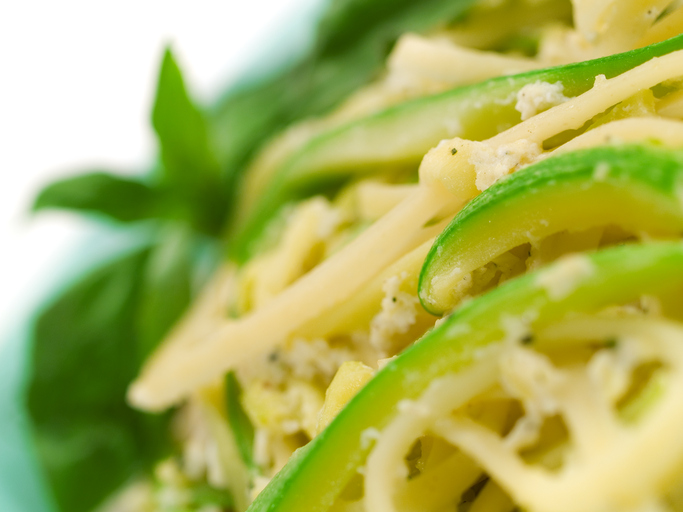 Carbonara di zucchine e fiori di zucca, la ricetta sana