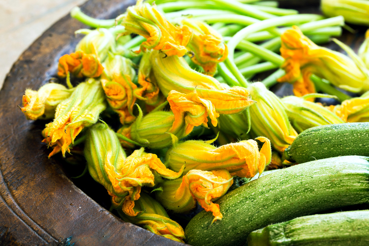 Fiori di zucca in padella con zucchine, la ricetta leggera
