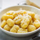 Come preparare gli gnocchi alla carbonara e fiori di zucca