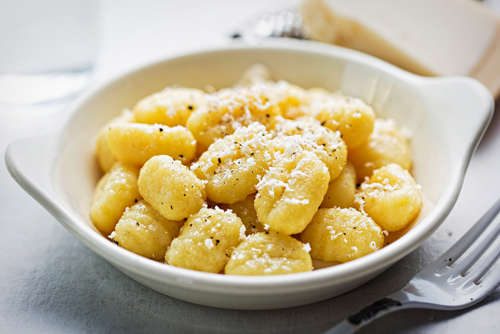 Come preparare gli gnocchi alla carbonara e fiori di zucca