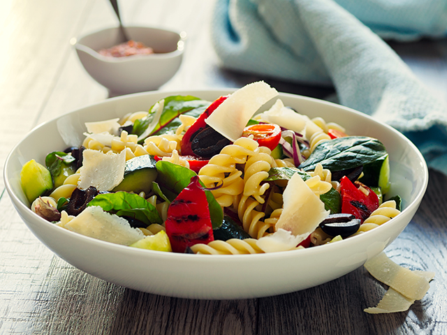 Pasta fredda con verdure grigliate: la ricetta leggera