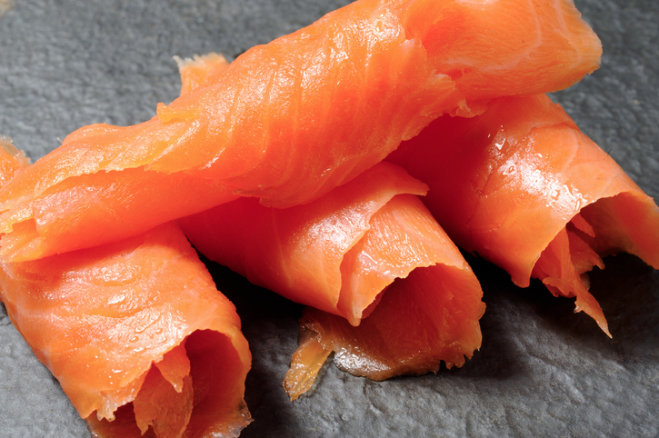 Come condire il salmone affumicato per un antipasto sfizioso