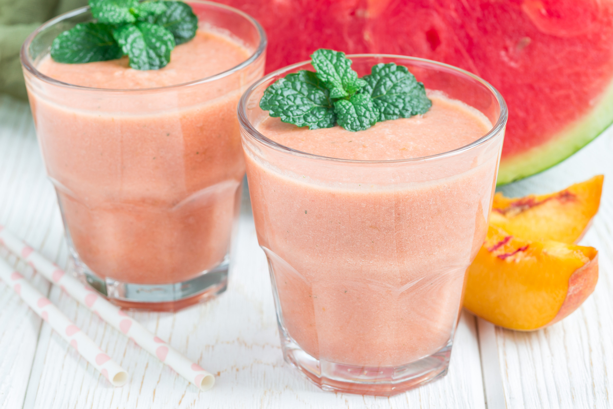 Smoothie anguria e pesca, la ricetta estiva e golosa