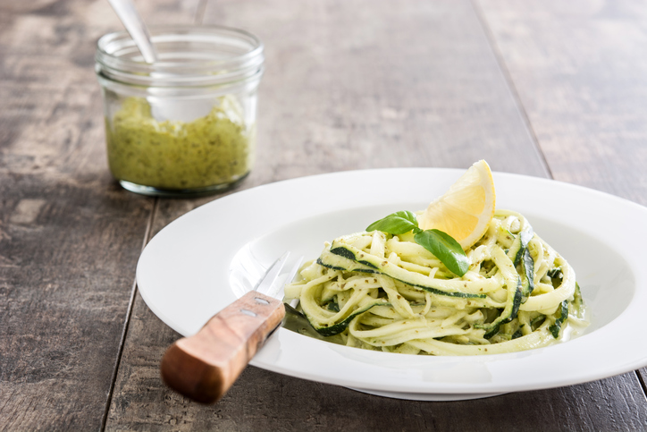 Gli spaghetti di zucchine con tonno e limone per il pranzo estivo