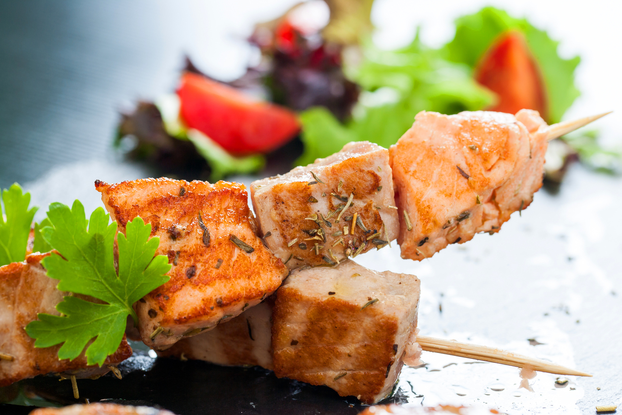 Gli spiedini di tonno e salmone con la ricetta facile e veloce