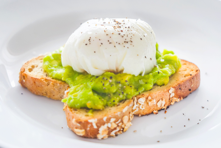 L&#8217;avocado toast con uovo in camicia per una cena veloce