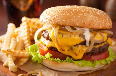 Cheeseburger Day: la ricetta originale del vero cheeseburger americano