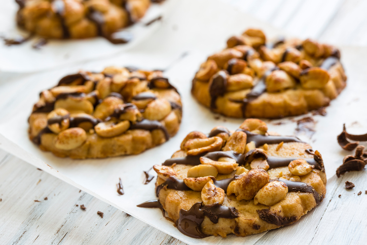 La ricetta dei cookies con gocce di cioccolato e arachidi