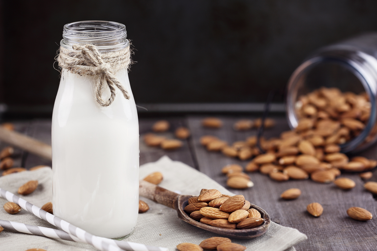 Il latte di mandorla fatto in casa con la ricetta facile