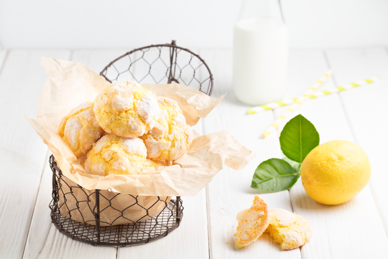 La ricetta dei lemon crinkle cookies, i pasticcini raffinati per merende speciali