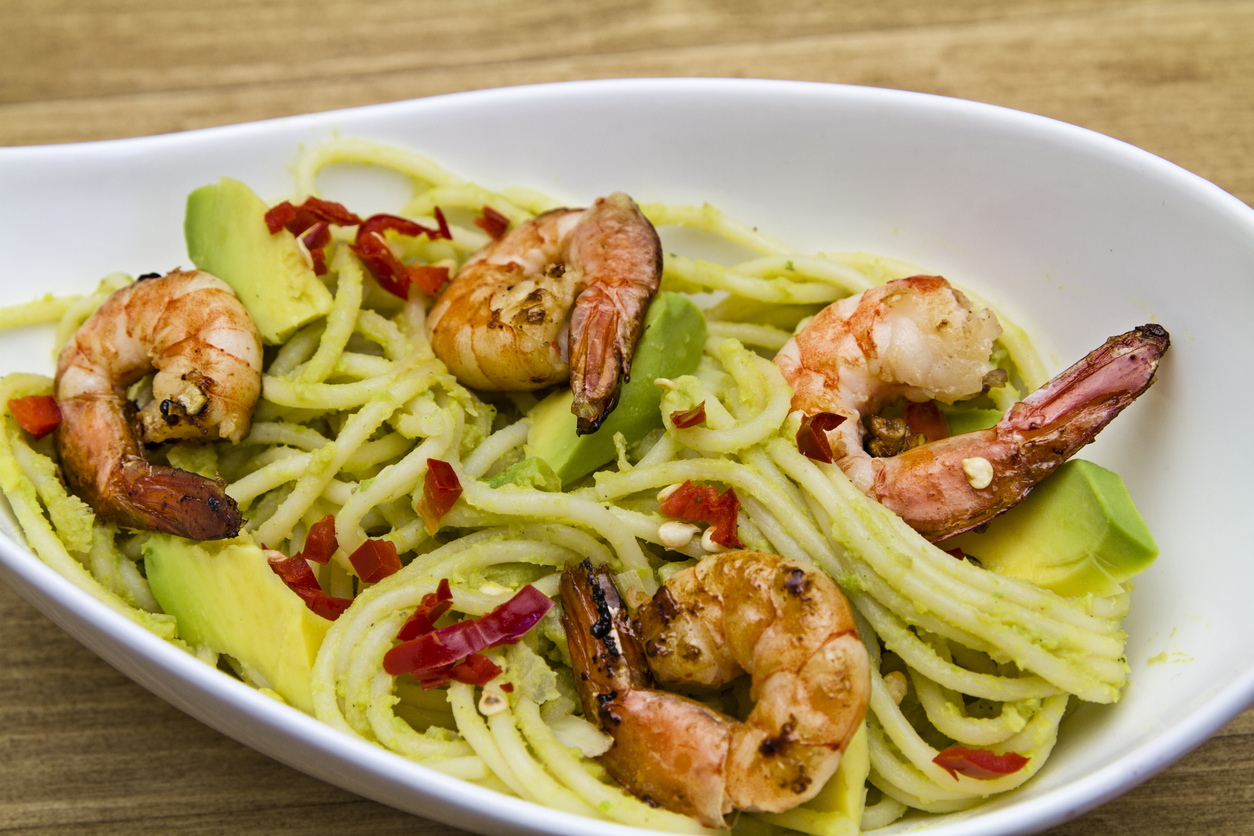 La ricetta della pasta con crema di avocado e gamberi