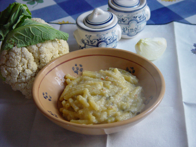 La pasta con crema di cavolfiore e noci, per un primo appagante