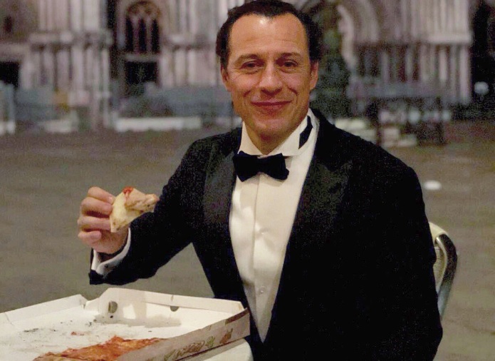Stefano Accorsi mangia una pizza di notte in piazza San Marco e scatena un putiferio