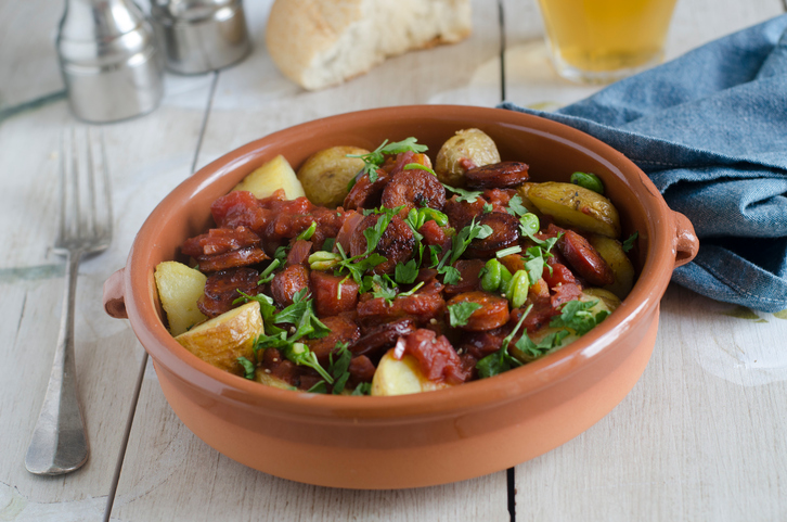 Salsiccia con cipolle e patate in padella, la ricetta gustosa