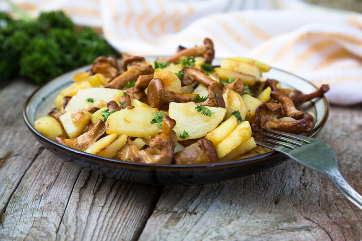 Funghi galletti con patate, la ricetta del contorno autunnale