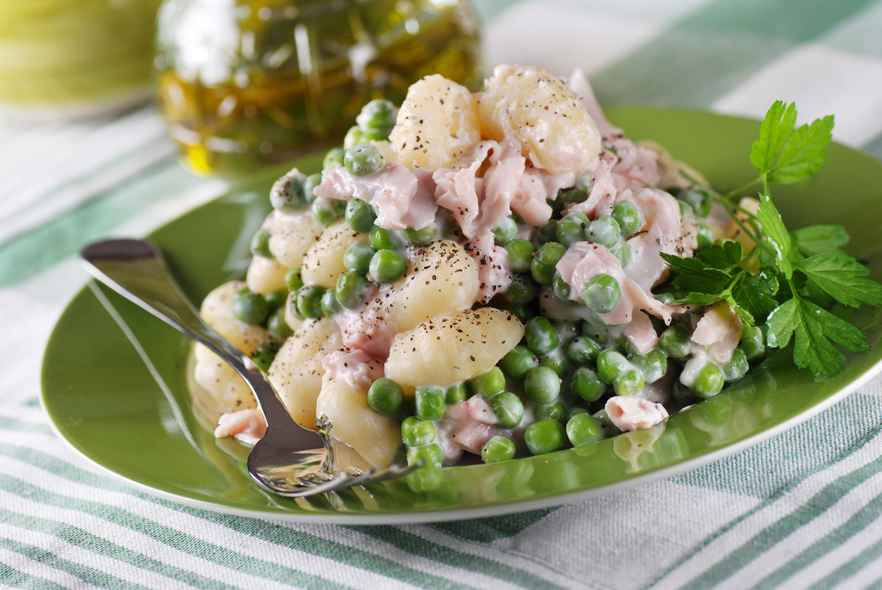 Gnocchi con prosciutto e piselli, la ricetta veloce e gustosa