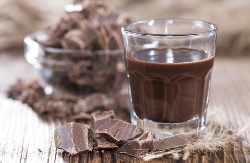 La ricetta del liquore al cioccolato da regalare a Natale