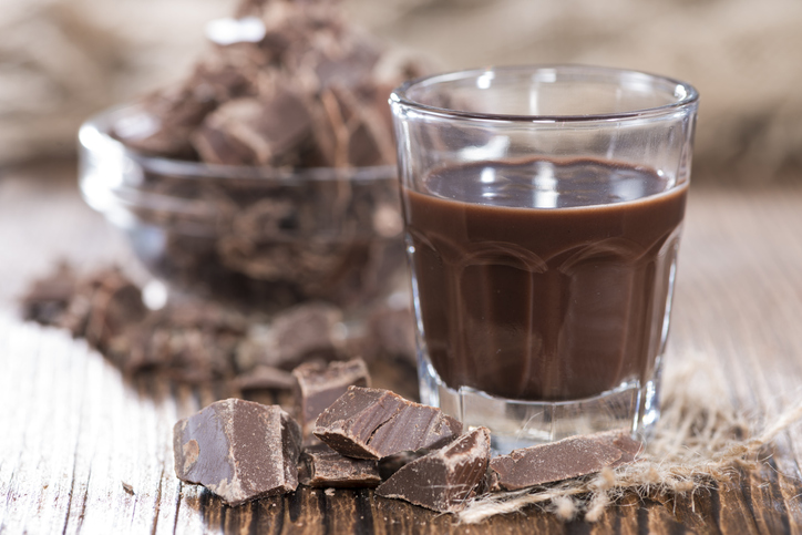 La ricetta del liquore al cioccolato da regalare a Natale