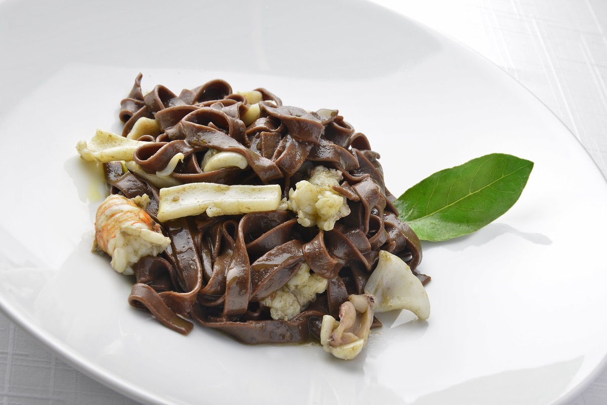 Le tagliatelle al cacao e gamberi con la ricetta sfiziosa