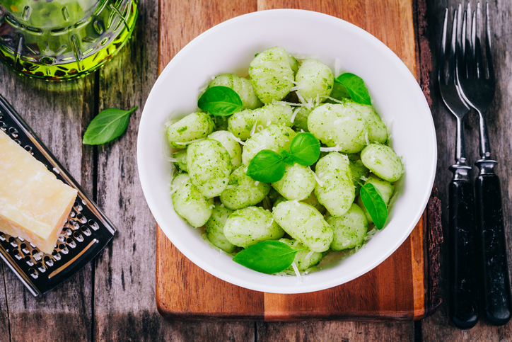 Gnocchi con ricotta e pesto, la ricetta per il pranzo