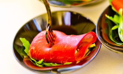 Gli involtini di bresaola e insalata russa per l'antipasto natalizio