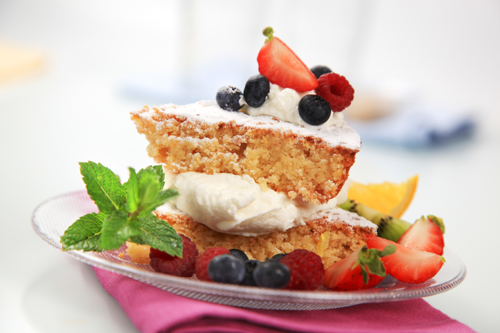 Come fare la sponge cake ai frutti di bosco