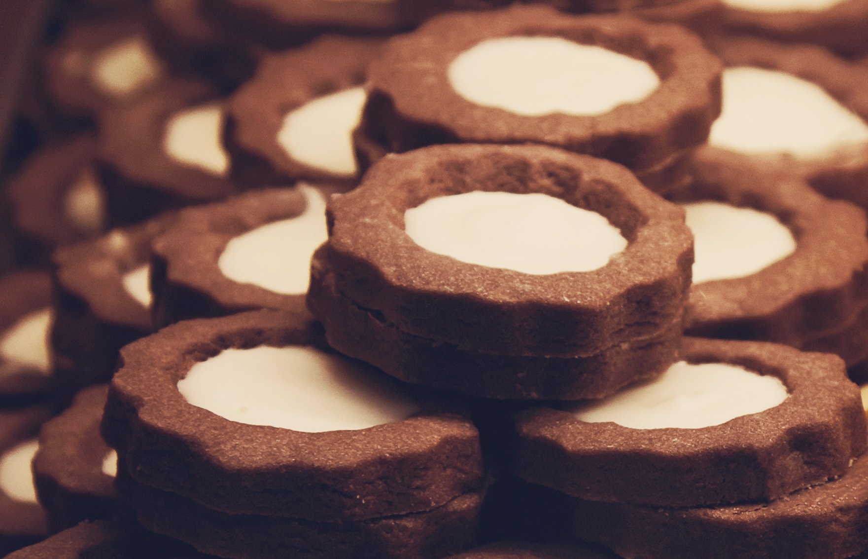 Biscotti al cacao con crema di marroni, la ricetta