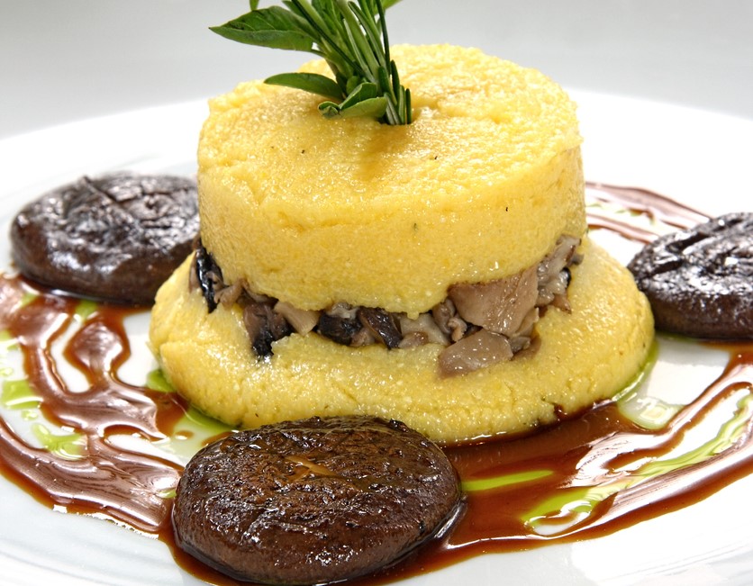 Medaglioni di polenta con cotechino