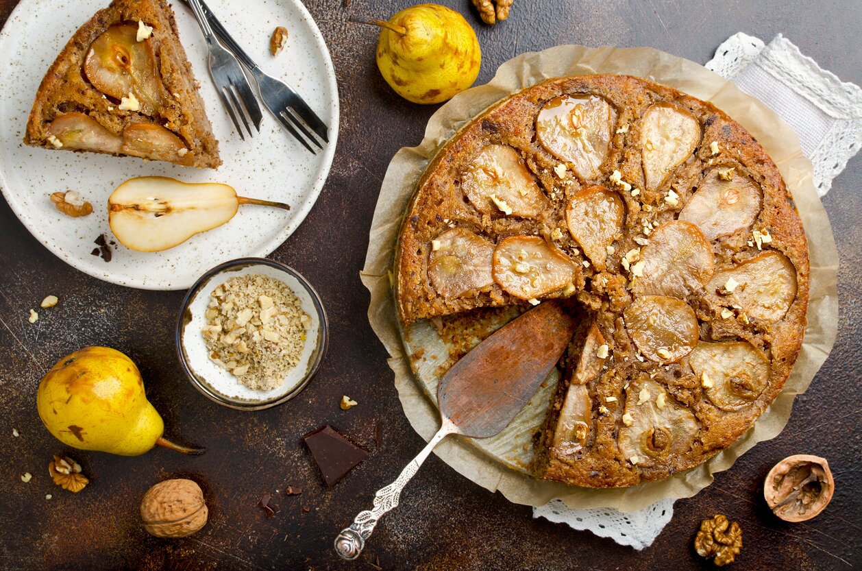 Torta pere e noci, la ricetta facile per merende golose