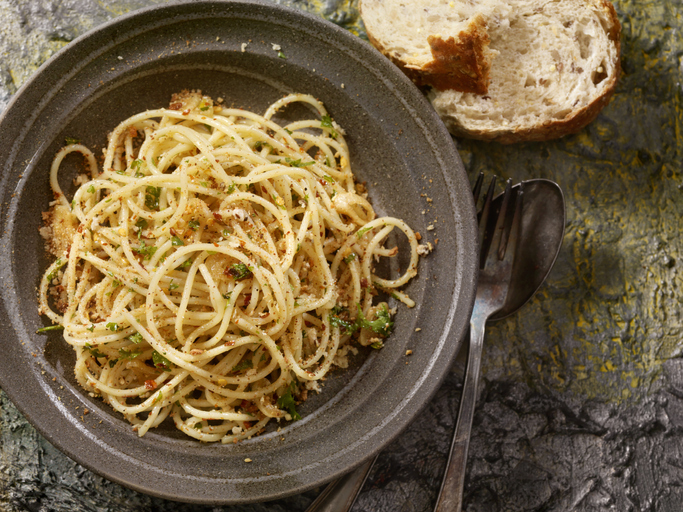 Spaghetti aglio e olio con nocciole, la ricetta sfiziosa